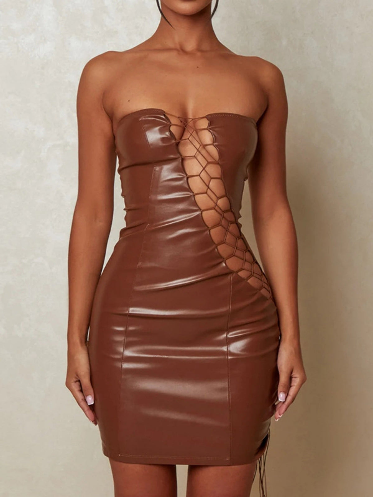 Soutien-gorge sans bretelles en similicuir ajouré, gainant la taille, les hanches et la poitrine, idéal pour les mini-robes de soirée et les robes courtes.