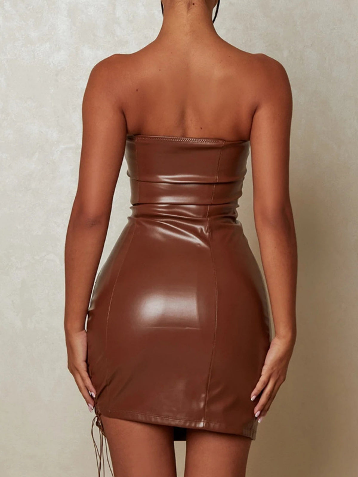 Soutien-gorge sans bretelles en similicuir ajouré, gainant la taille, les hanches et la poitrine, idéal pour les mini-robes de soirée et les robes courtes.