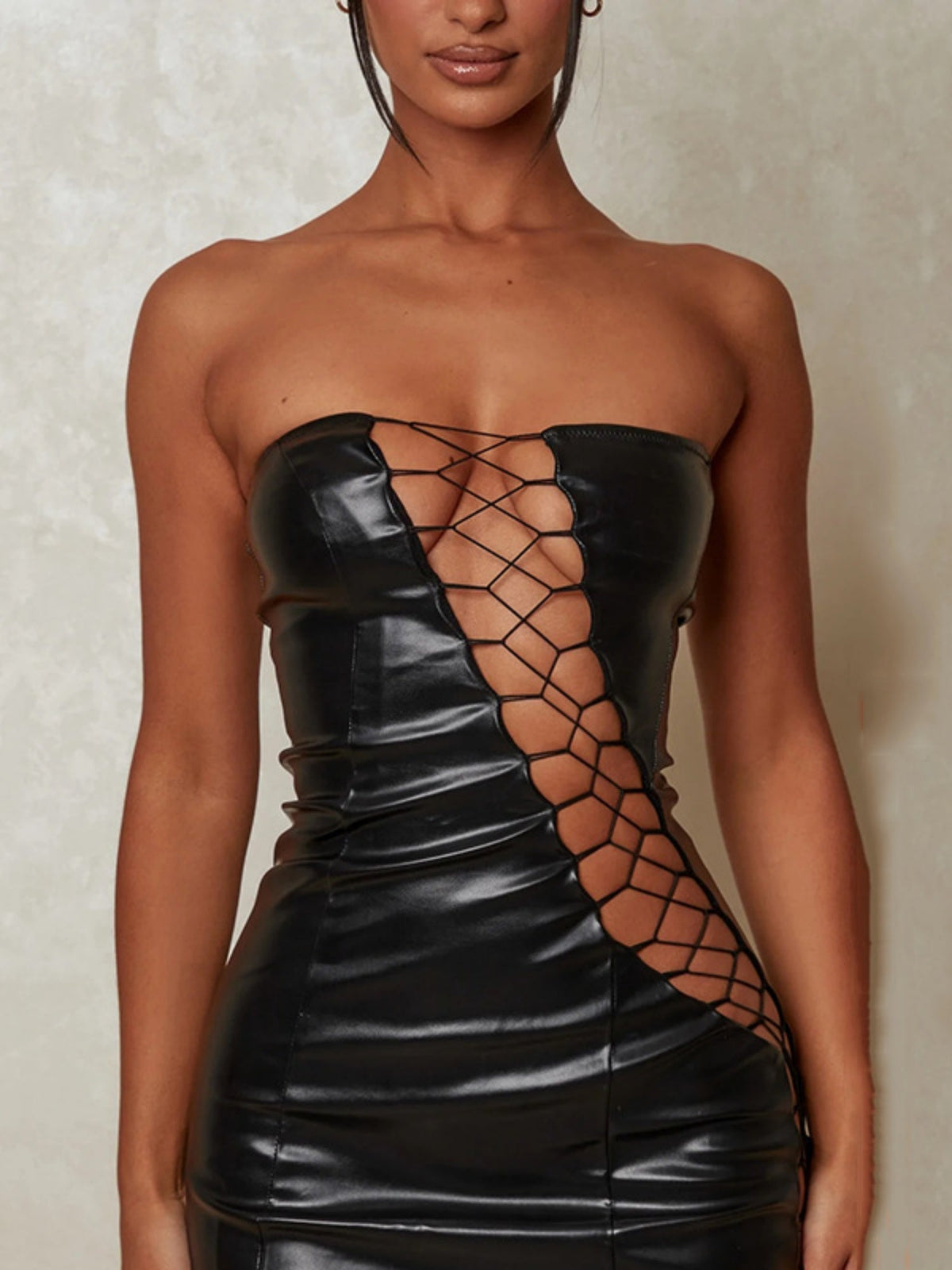 Soutien-gorge sans bretelles en similicuir ajouré, gainant la taille, les hanches et la poitrine, idéal pour les mini-robes de soirée et les robes courtes.