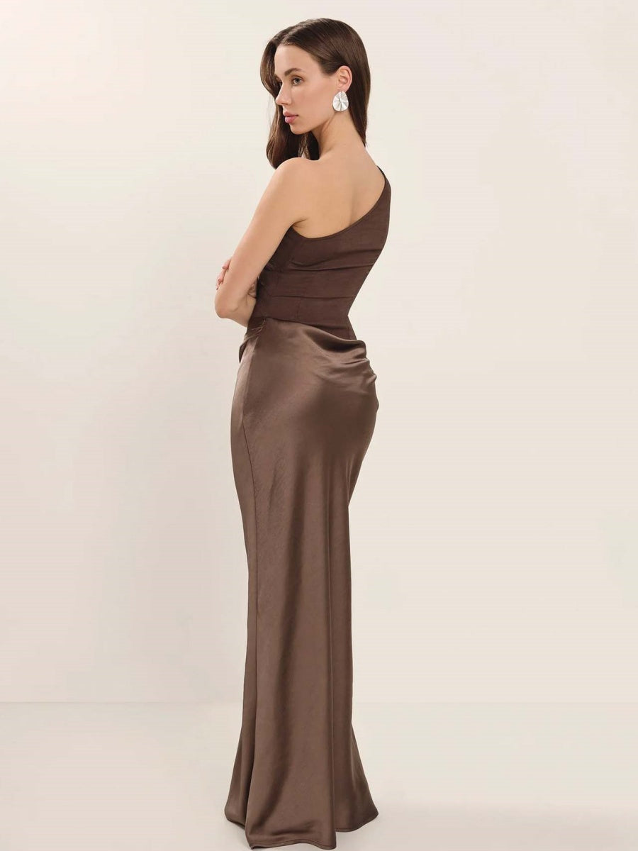 Ärmellose, schräg geschnittene Maxikleider aus Satin in Unifarben mit schrägem Kragen