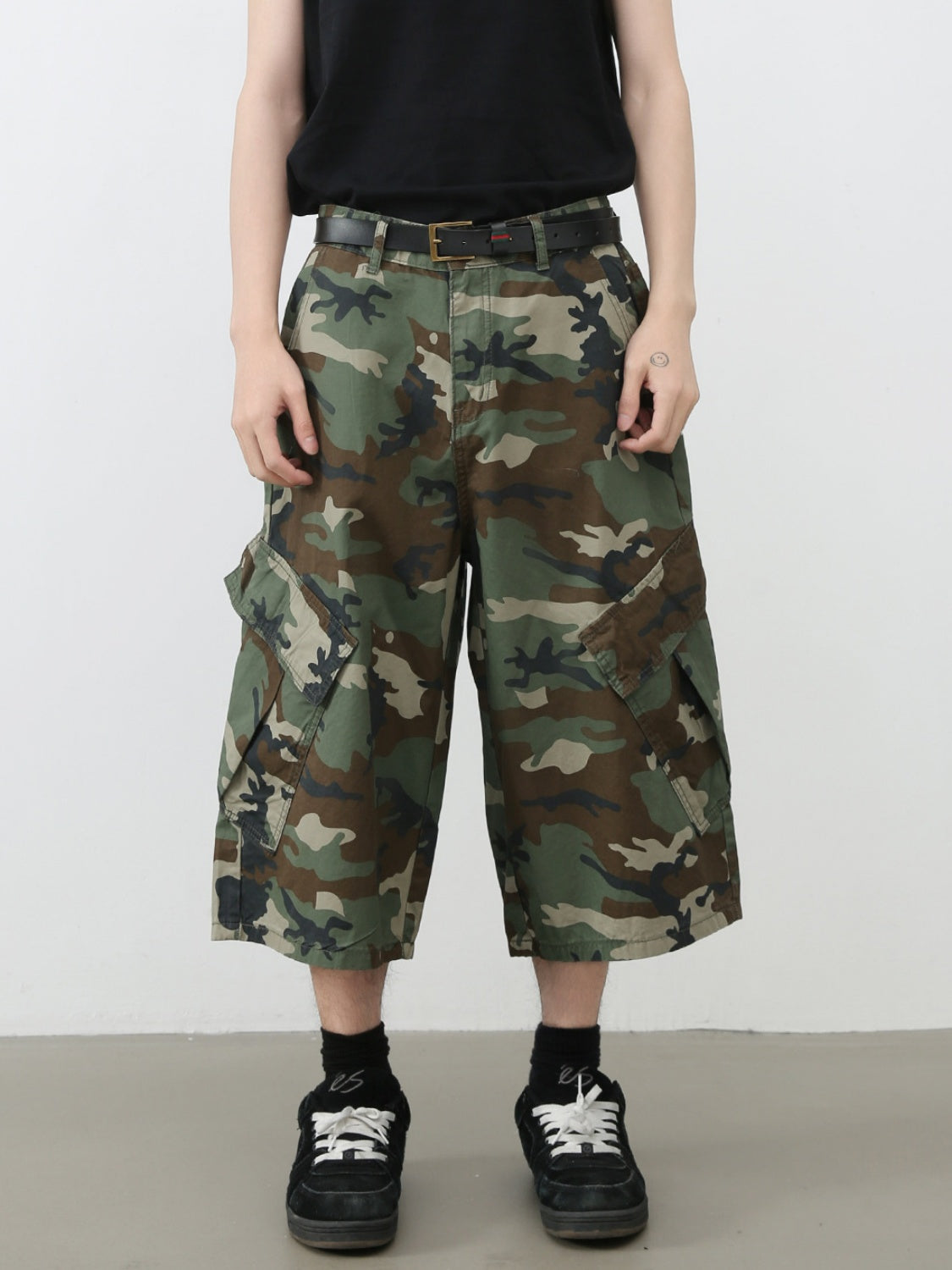 Multiple Pockets Camouflage Denim Tooling Shorts