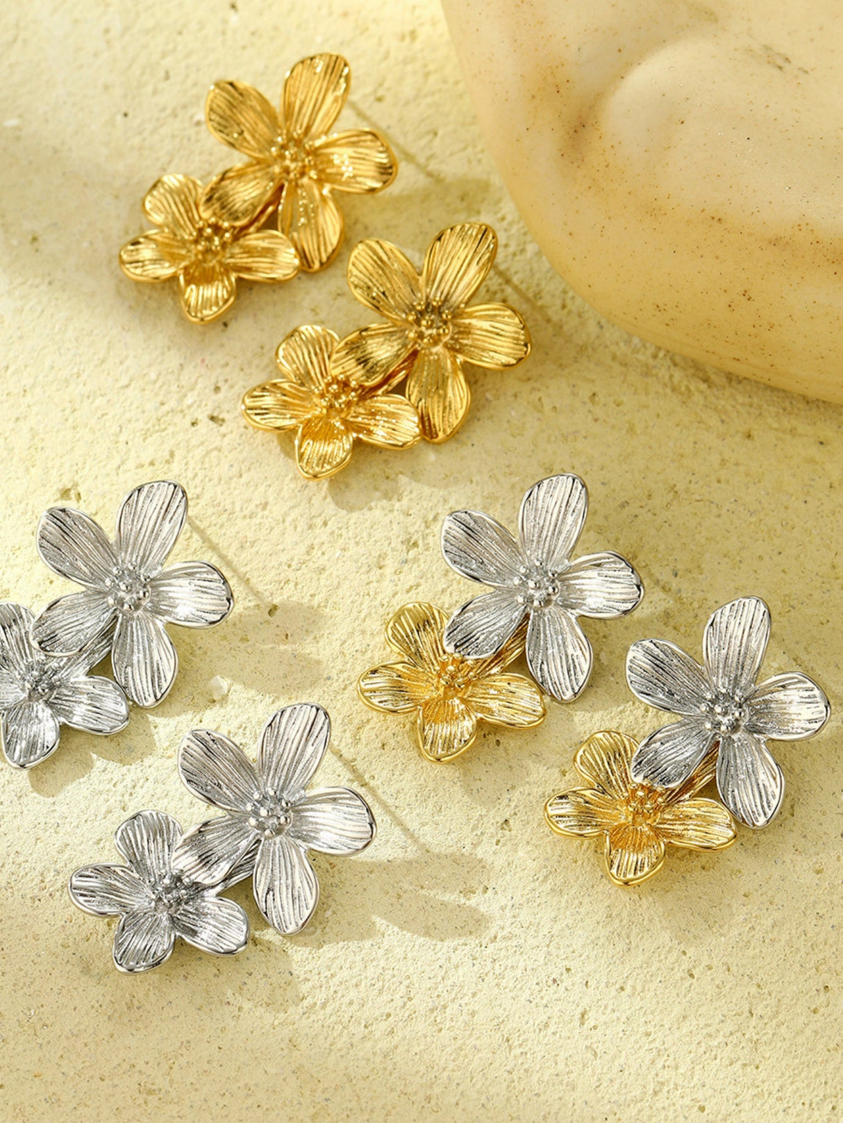 Elegant flower earrings