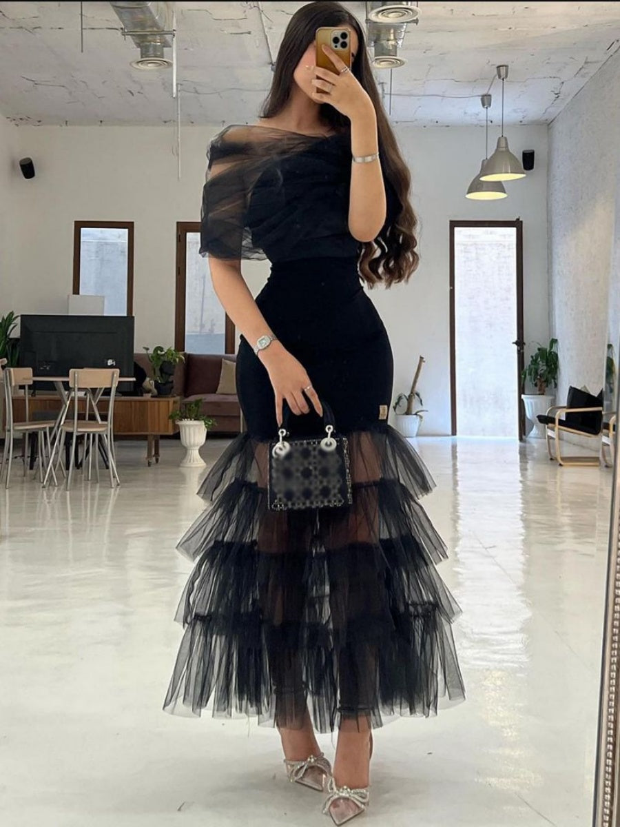 Schwarzes, mehrlagiges, trägerloses langes Kleid aus Netzstoff