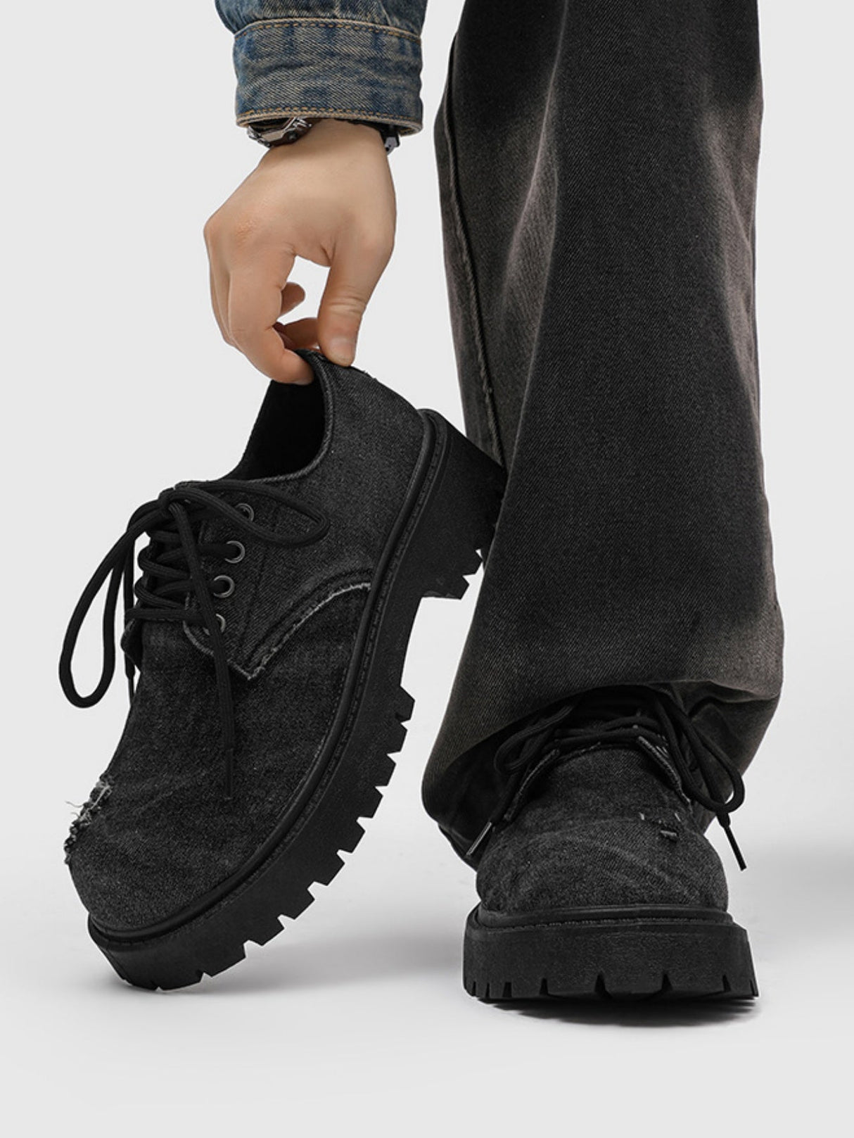 Derby-Schuhe aus zerrissenem Denim