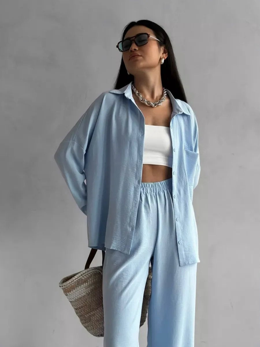 Zweiteiliges Set aus einfarbiger Strickjacke mit Taschen und lässiger, weit geschnittener Hose.