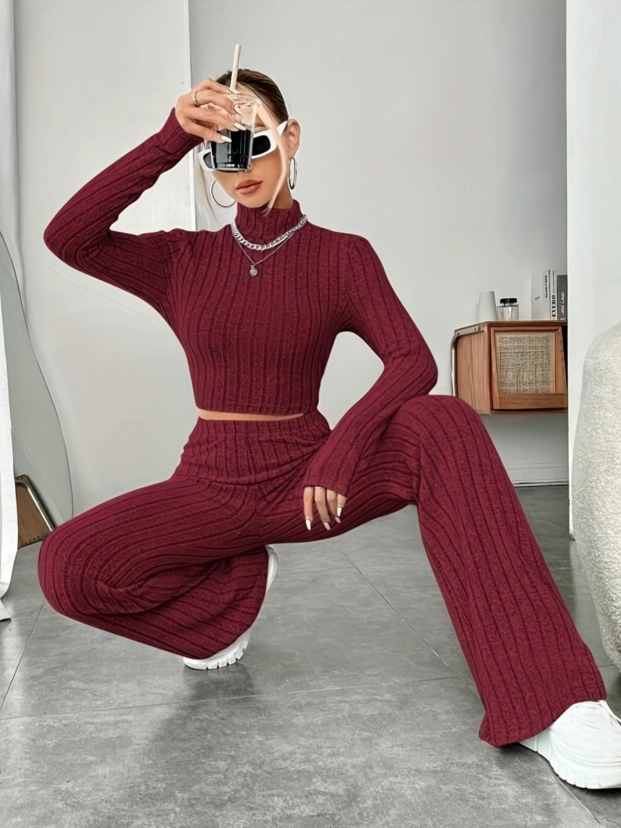 Ensemble deux pièces en maille à col montant et coupe ajustée