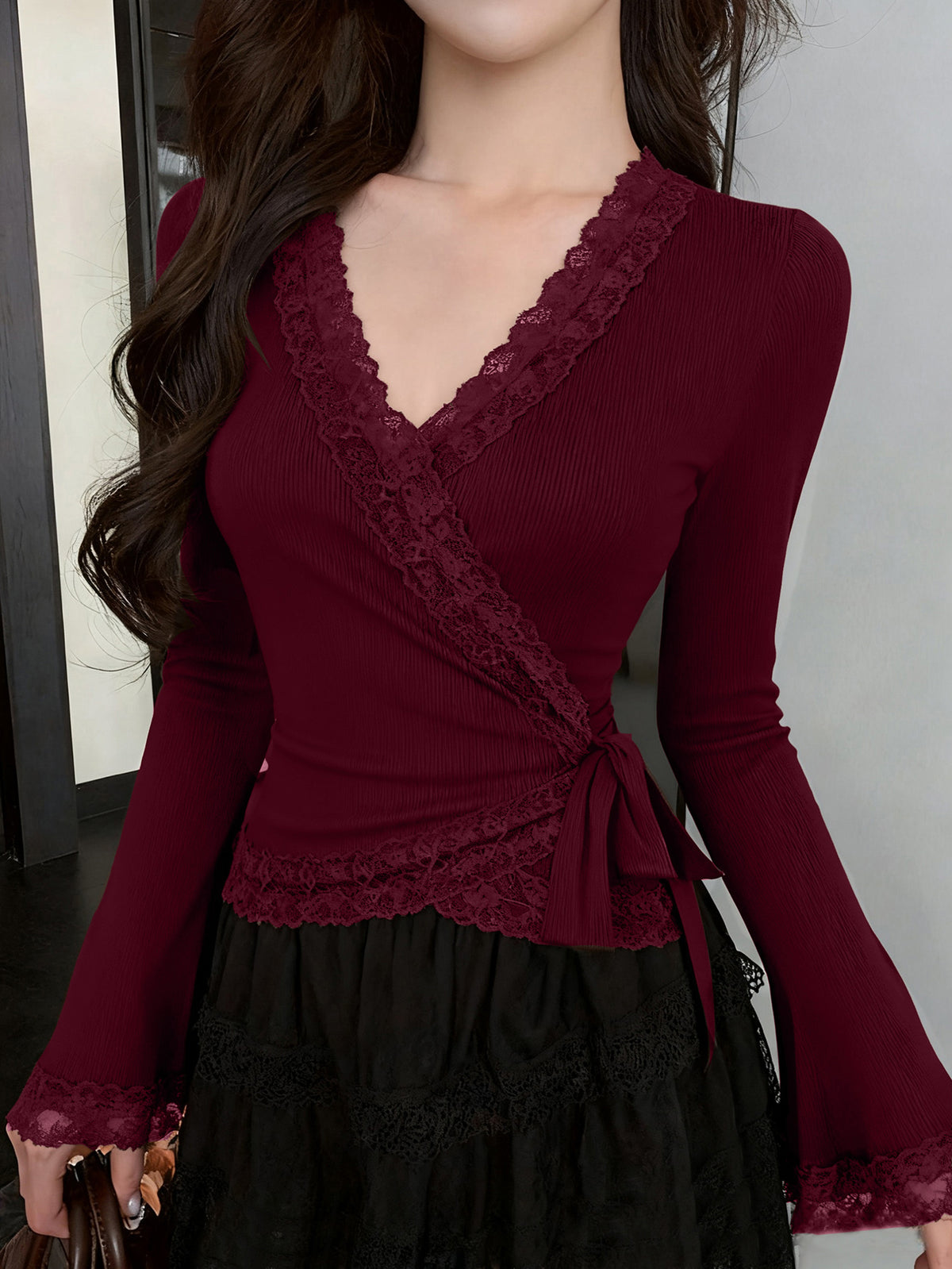 Lace-trimmed V-neck Bell Sleeve Slim Fit T-shirt