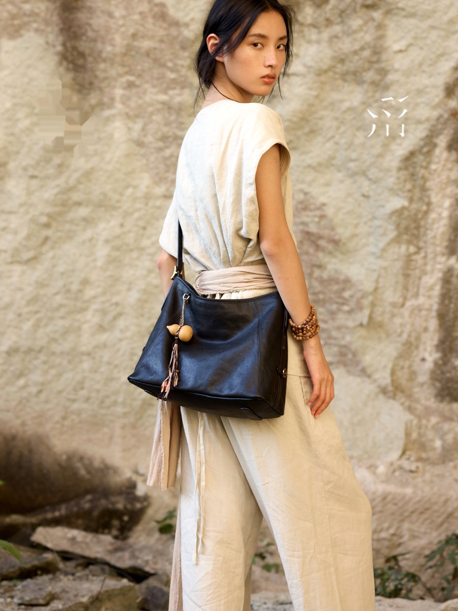 A Hobo Bag Made Of Vegetable-tanned Cowhide With Magnetic Pockets, Perfect For Crossbody, Tote, Or Shoulder Use. A Spring Women's Bag.