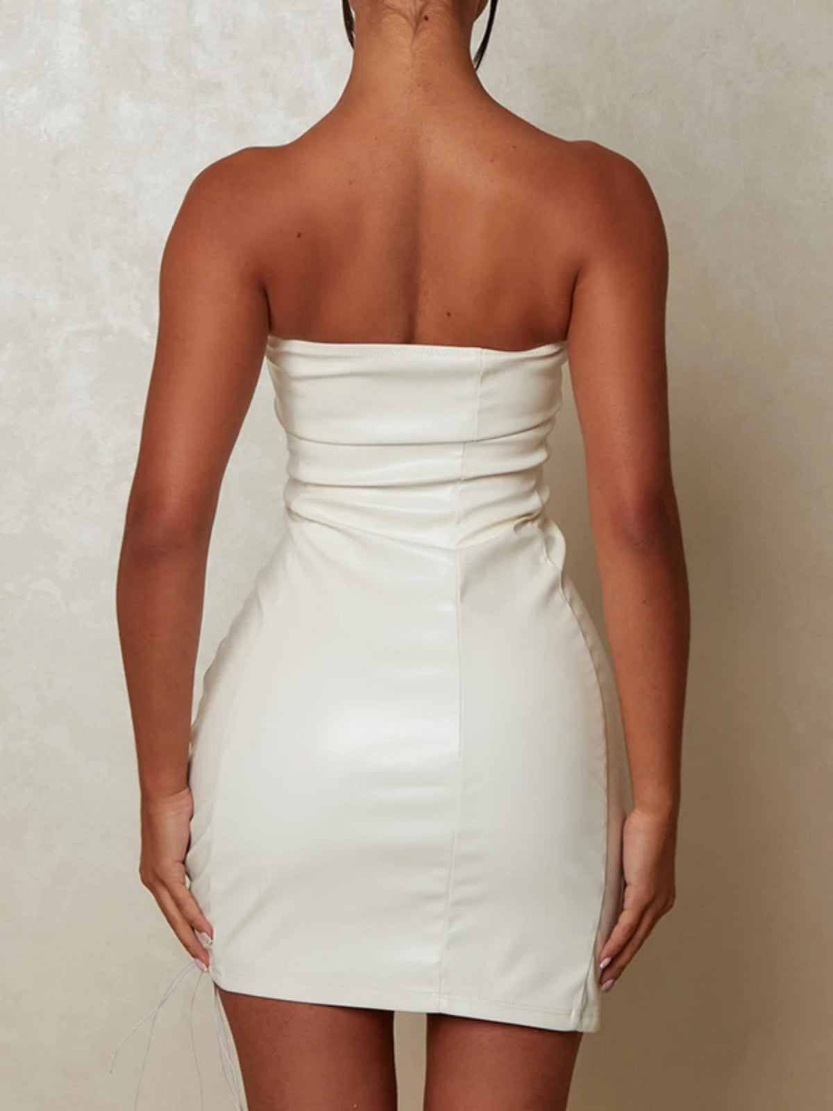 Soutien-gorge sans bretelles en similicuir ajouré, gainant la taille, les hanches et la poitrine, idéal pour les mini-robes de soirée et les robes courtes.