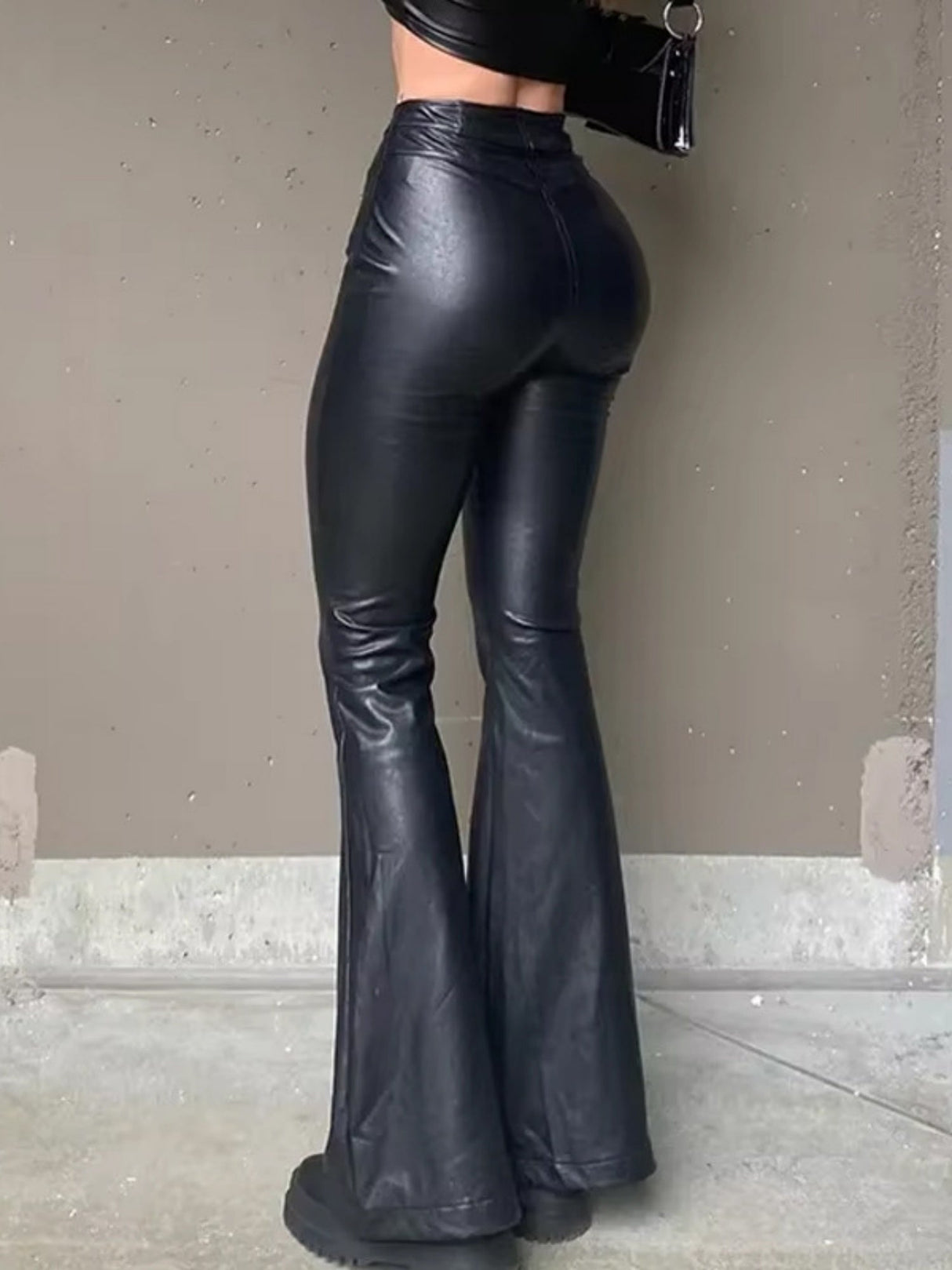 Hose aus PU-Leder mit Taschen und dezentem Schlag