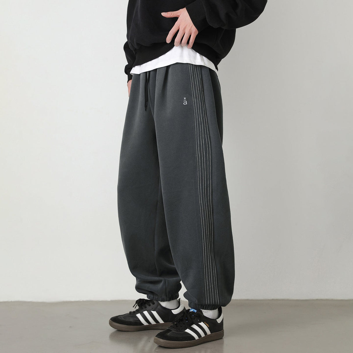 Color-blocked Loose-fit Foot Binding Sweatpants