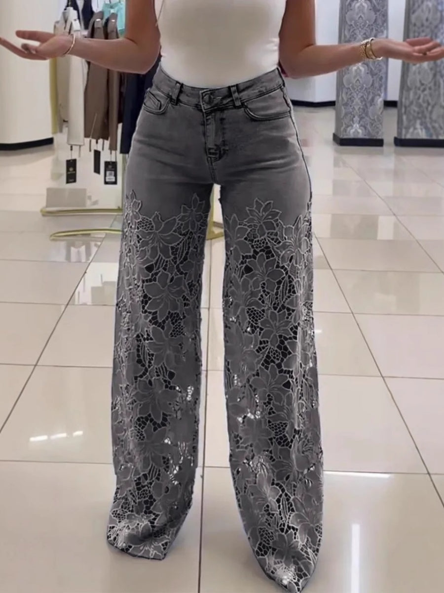 Jean taille haute à jambes larges et empiècements en dentelle ajourée