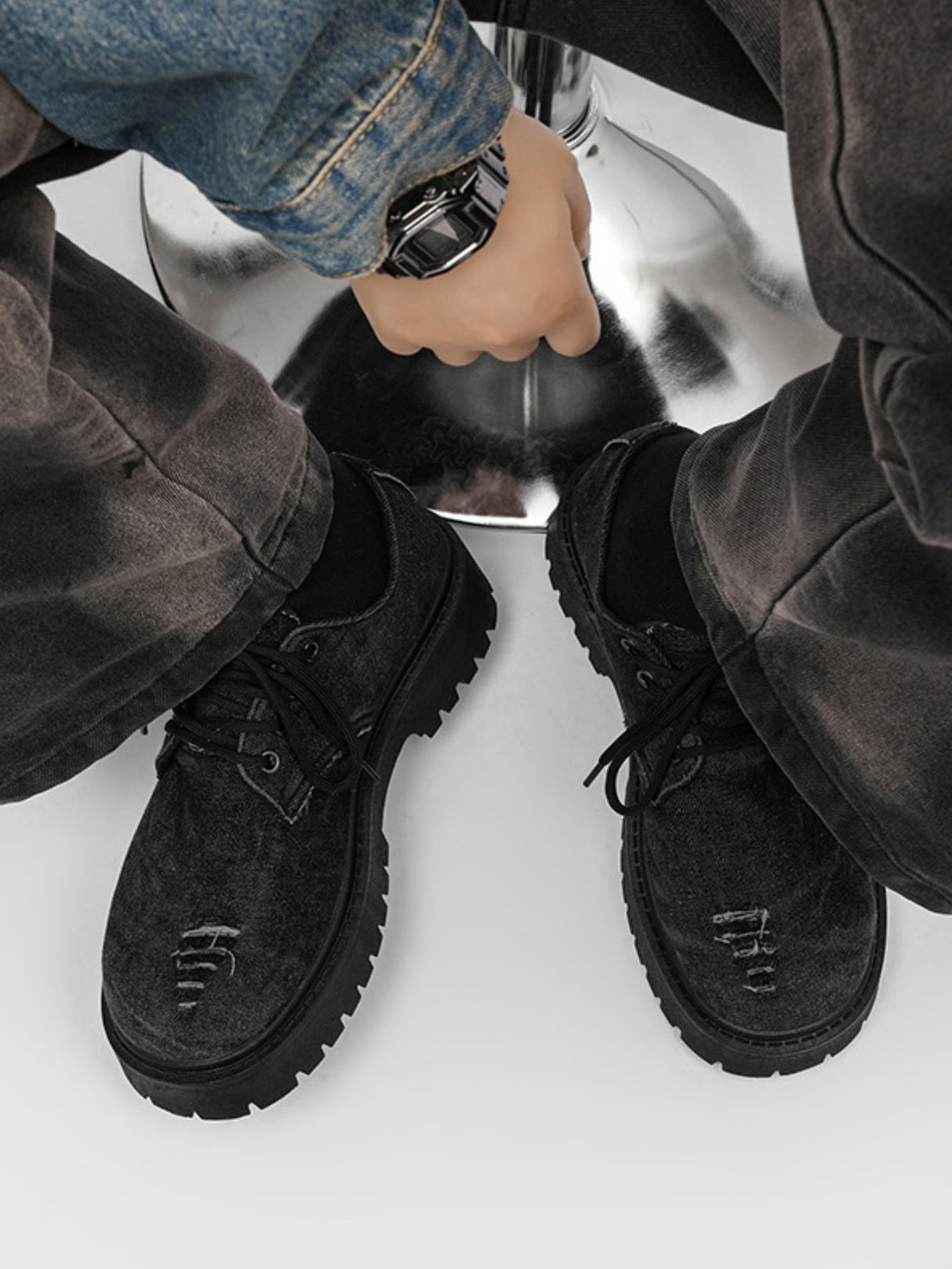 Derby-Schuhe aus zerrissenem Denim