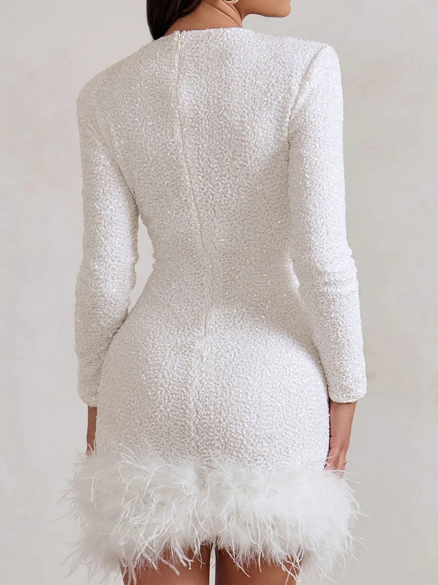 Robes courtes à paillettes et plumes