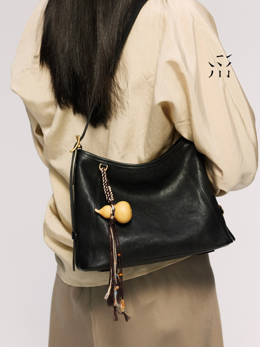 A Hobo Bag Made Of Vegetable-tanned Cowhide With Magnetic Pockets, Perfect For Crossbody, Tote, Or Shoulder Use. A Spring Women's Bag.