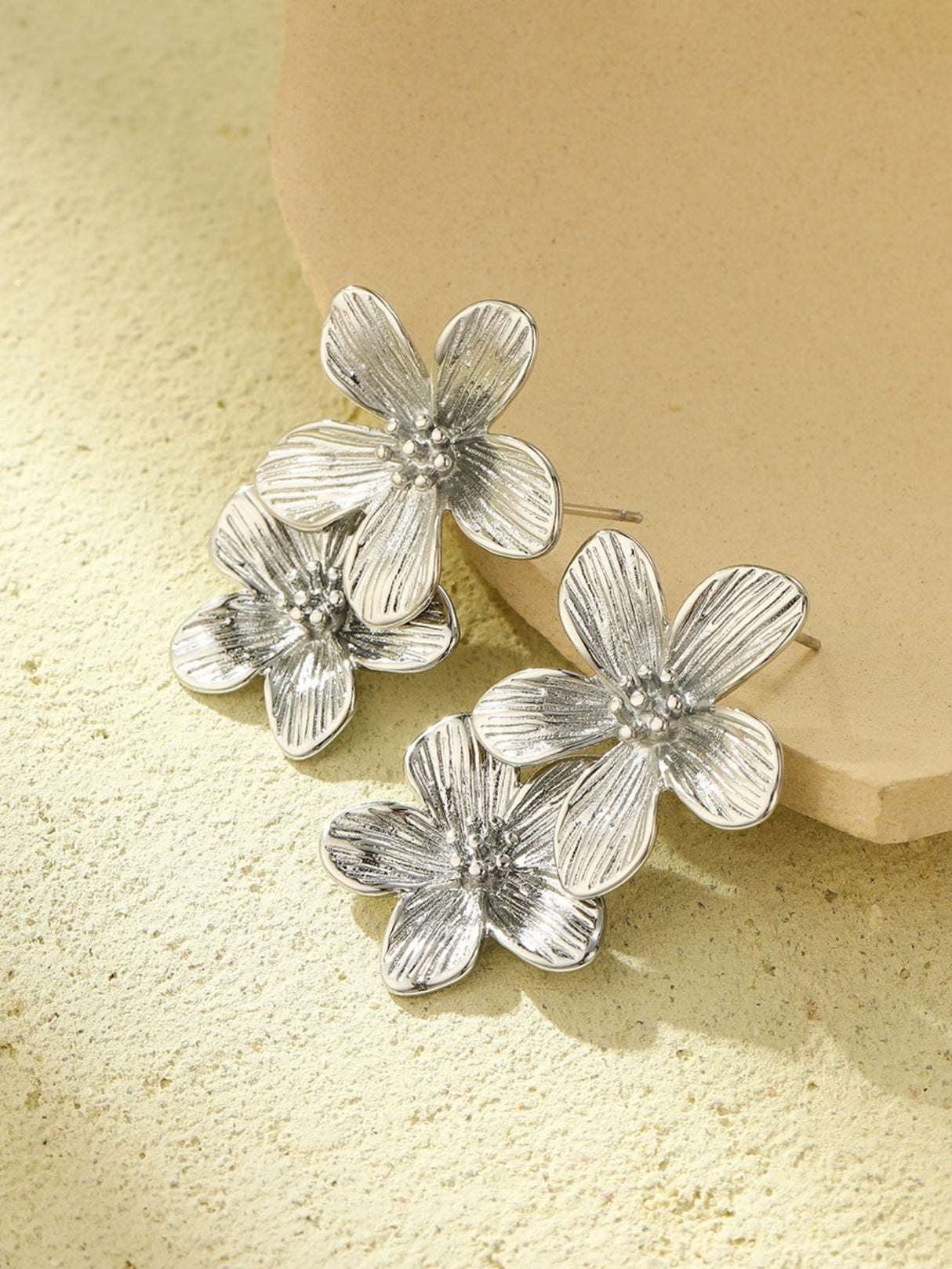 Elegant flower earrings
