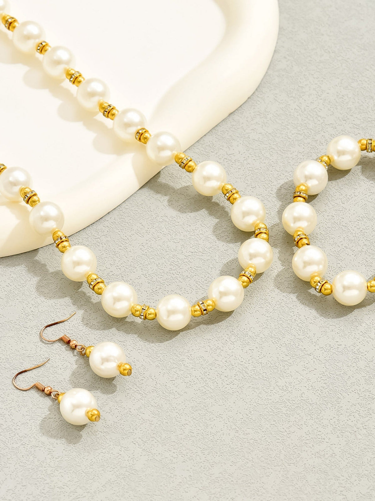 Schmucksets aus Perlmutt: Halskette, Ohrringe und Armband