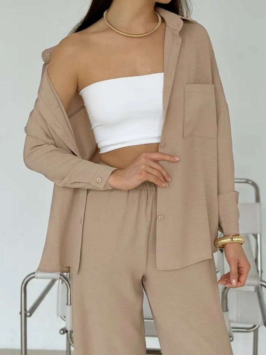 Zweiteiliges Set aus einfarbiger Strickjacke mit Taschen und lässiger, weit geschnittener Hose.