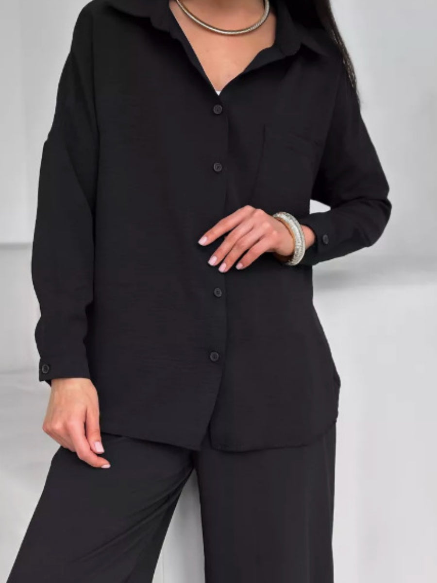 Zweiteiliges Set aus einfarbiger Strickjacke mit Taschen und lässiger, weit geschnittener Hose.