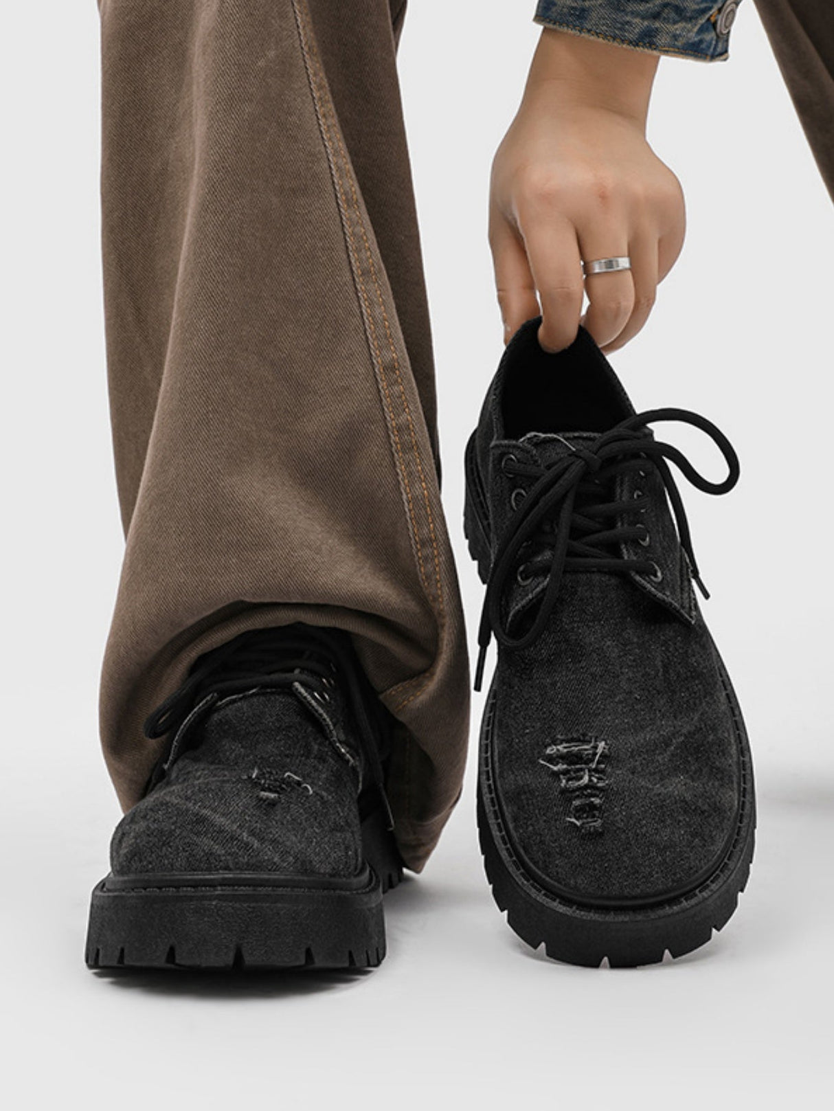 Derby-Schuhe aus zerrissenem Denim
