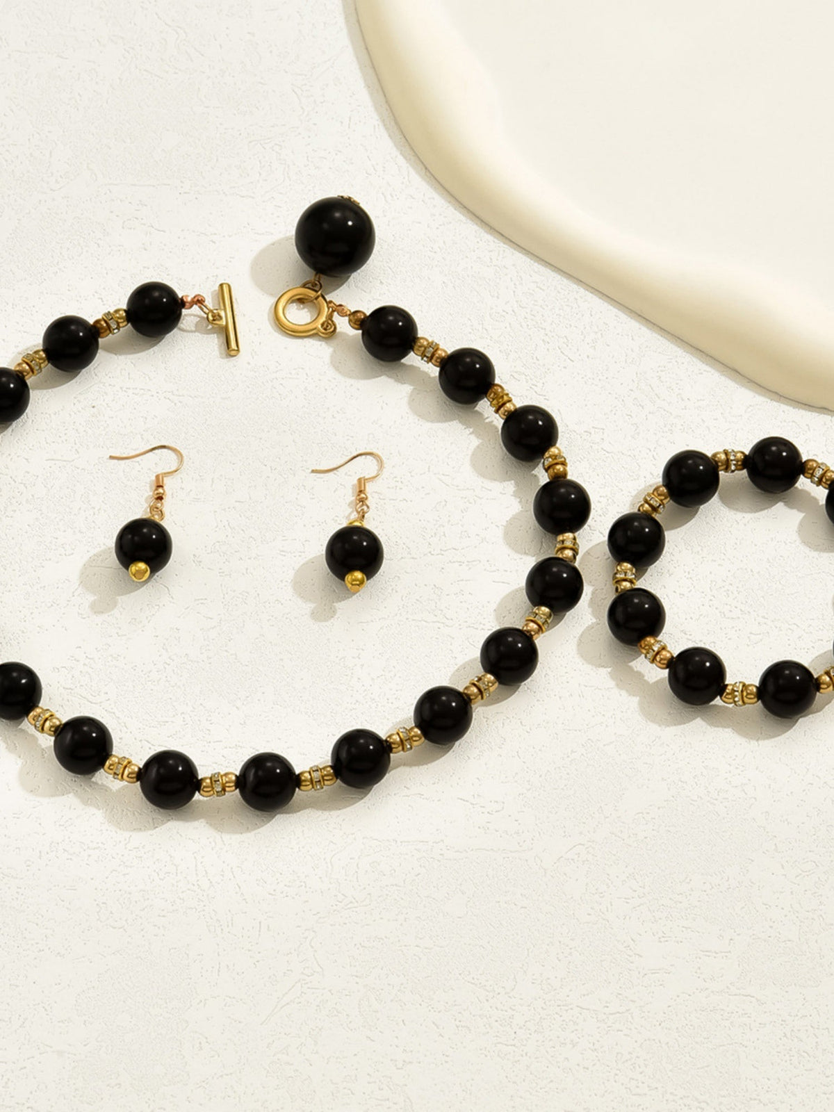 Schmucksets aus Perlmutt: Halskette, Ohrringe und Armband