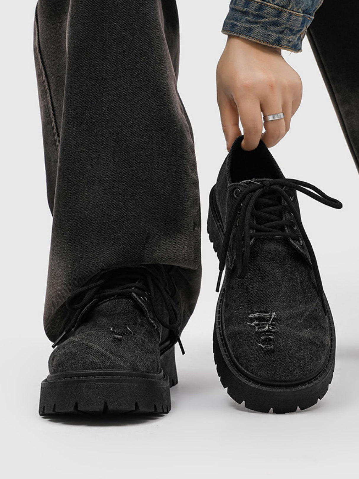 Derby-Schuhe aus zerrissenem Denim