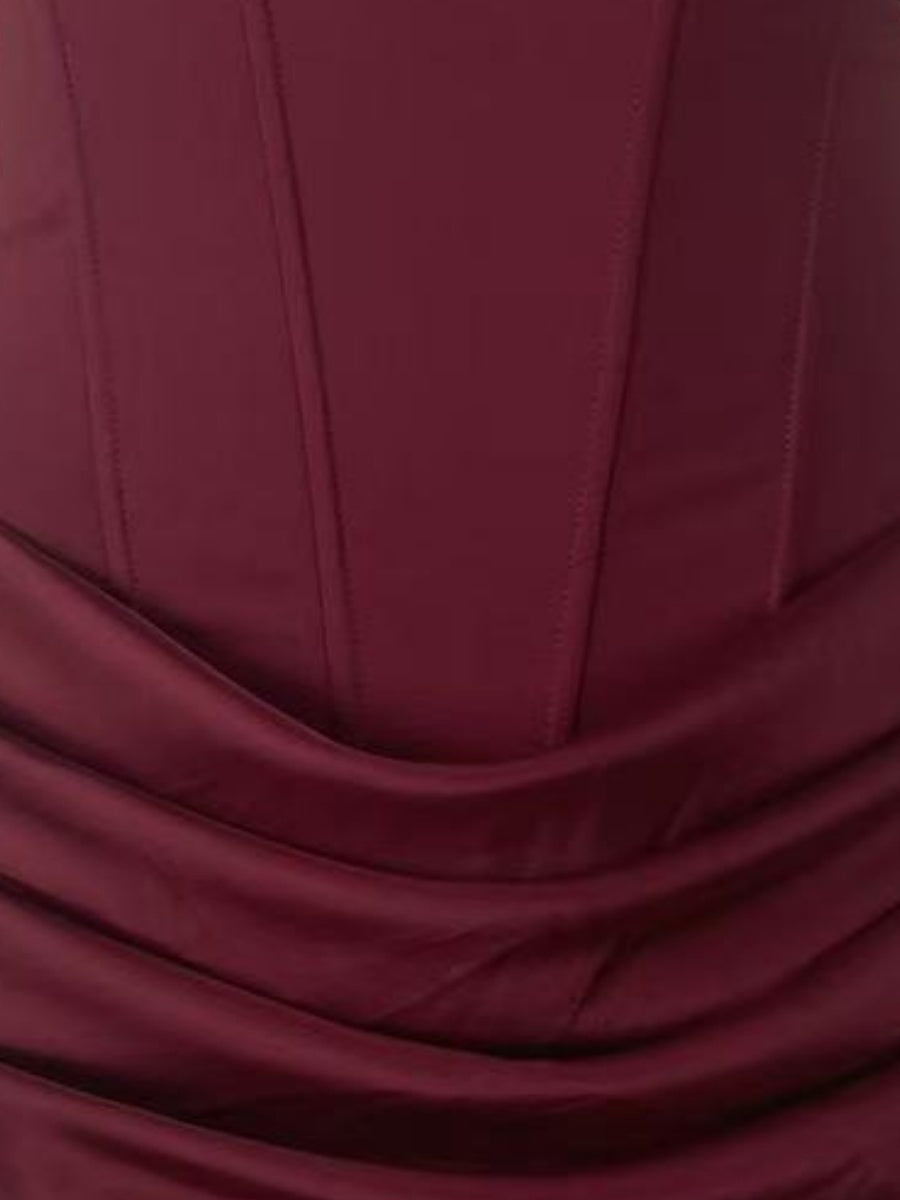 Kurzes Satinkleid mit eckigem Kragen, hoher Taille, Falten und Fischgrätmuster, perfekt für Partys und Cocktailpartys.