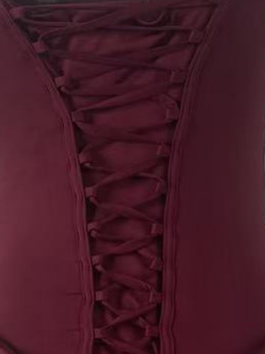 Kurzes Satinkleid mit eckigem Kragen, hoher Taille, Falten und Fischgrätmuster, perfekt für Partys und Cocktailpartys.