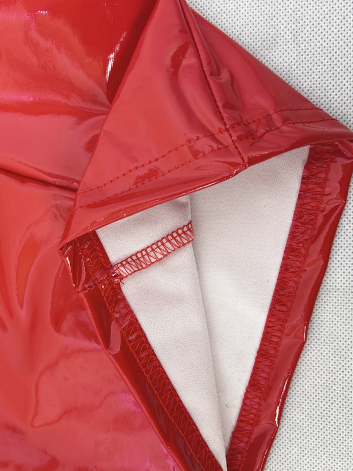 Robes courtes et mini en similicuir brillant, dos nu, col en V, cintrées à la taille et aux hanches, idéales pour les soirées.