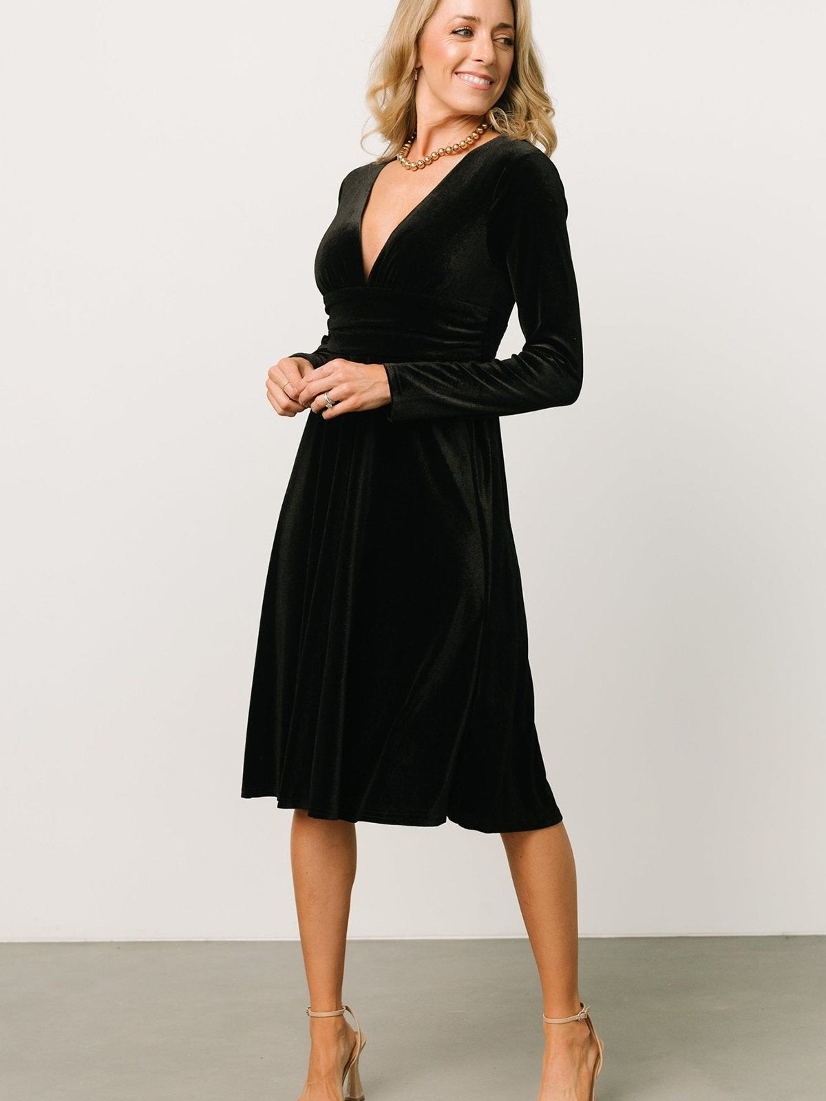 V-neck Long Sleeve Pleated Velvet Midi Dresses