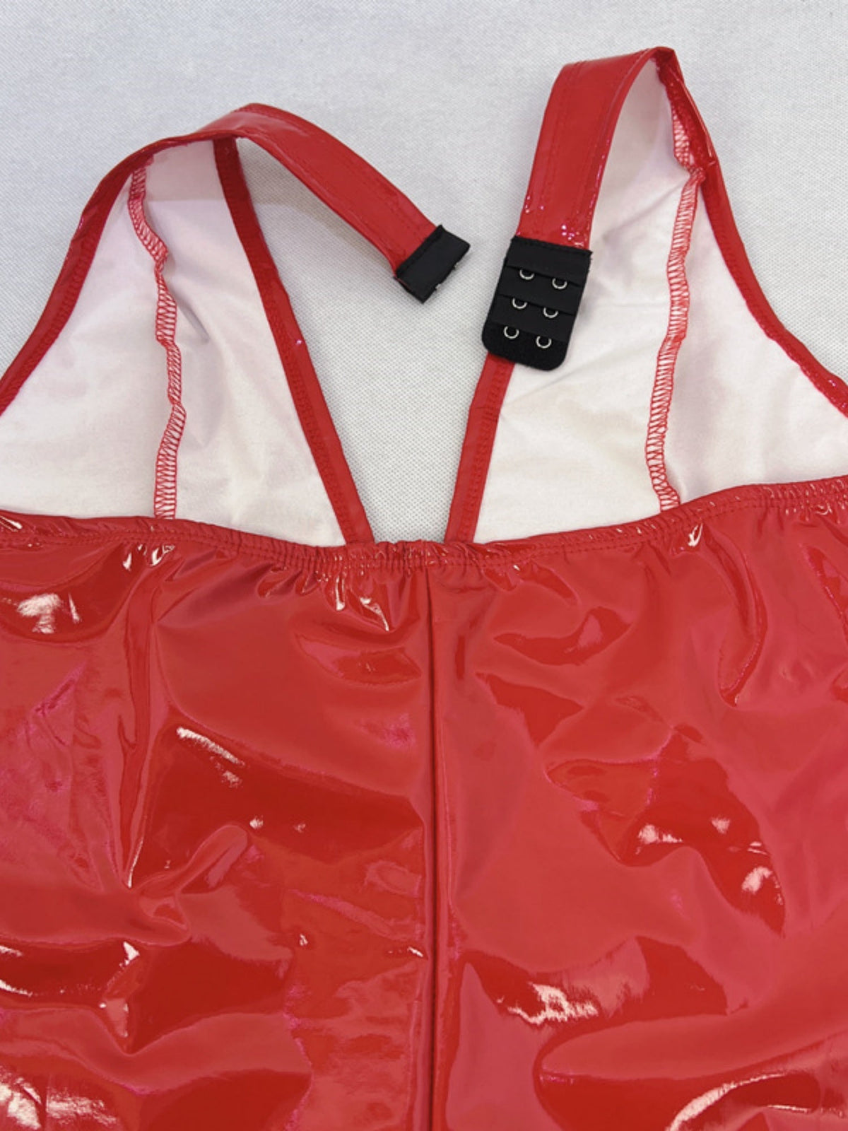 Robes courtes et mini en similicuir brillant, dos nu, col en V, cintrées à la taille et aux hanches, idéales pour les soirées.