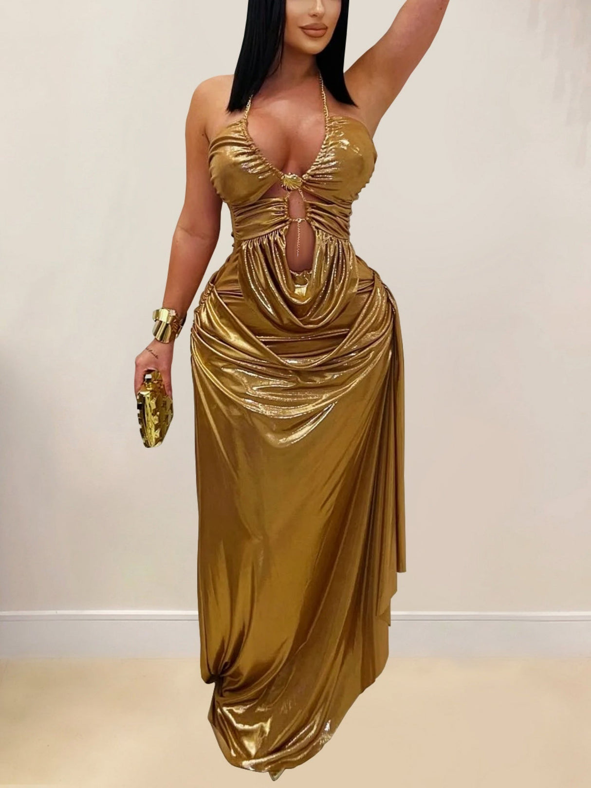 Robe de soirée avec collier doré, brassard plissé, robe maxi à décolleté métallisé et broderies ajourées