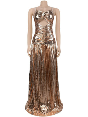 Robe de soirée longue plissée à fines bretelles et décolleté métallisé, bretelles spaghetti, effet brillant.
