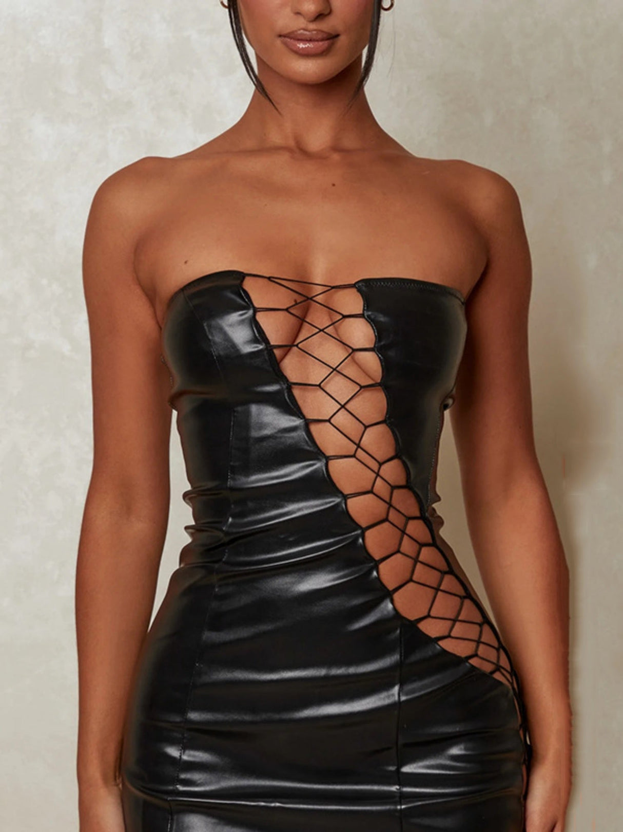 Soutien-gorge sans bretelles en similicuir ajouré, gainant la taille, les hanches et la poitrine, idéal pour les mini-robes de soirée et les robes courtes.