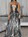 Robe de soirée longue plissée à fines bretelles et décolleté métallisé, bretelles spaghetti, effet brillant.