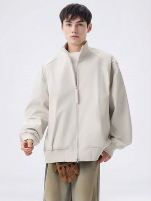 Minimalismus, klare Linien, lockere Jacken