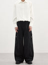Dekonstruierte Vintage-Cargohose mit doppelseitiger Knopfleiste, weitem Schnitt und geradem Bein.