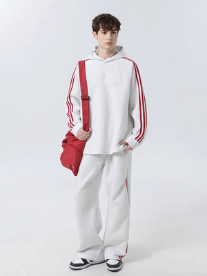 Set aus farblich abgesetzten Streifen, geraden Hosen und Kapuzenpullover