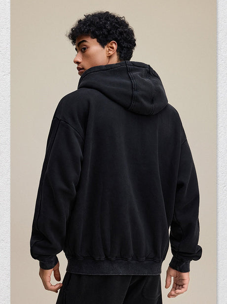 Kapuzenpullover mit gestickten, verstreuten Kanten und Fleecefutter