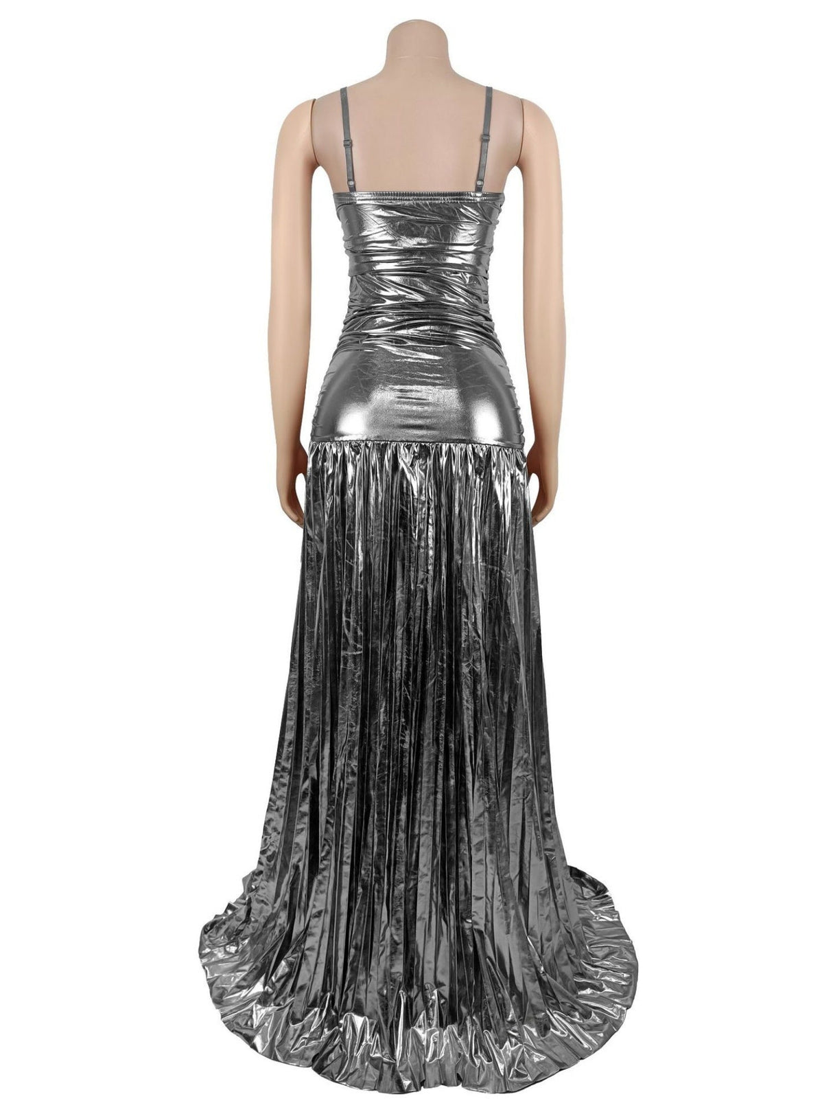 Robe de soirée longue plissée à fines bretelles et décolleté métallisé, bretelles spaghetti, effet brillant.