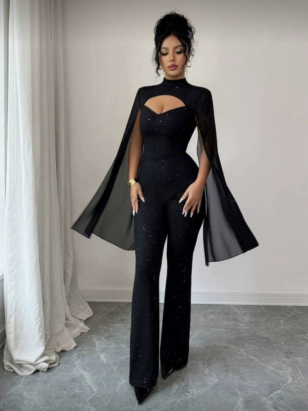 Paillettenbesetzte Chiffon-Jumpsuits und Bodys mit Cape, Rollkragen und durchbrochenem Brustbereich