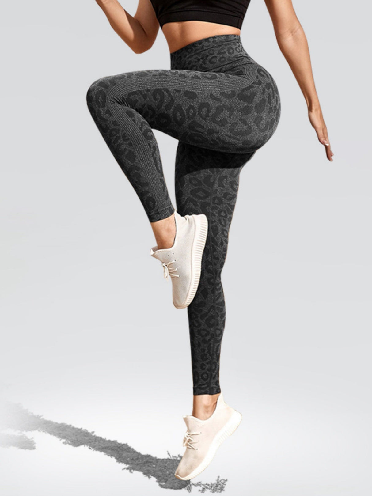 Eng anliegende Yogahose mit Leopardenmuster, Bauchkontrolle, hohem Bund und Hüftlift