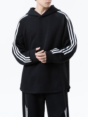 Set aus farblich abgesetzten Streifen, geraden Hosen und Kapuzenpullover