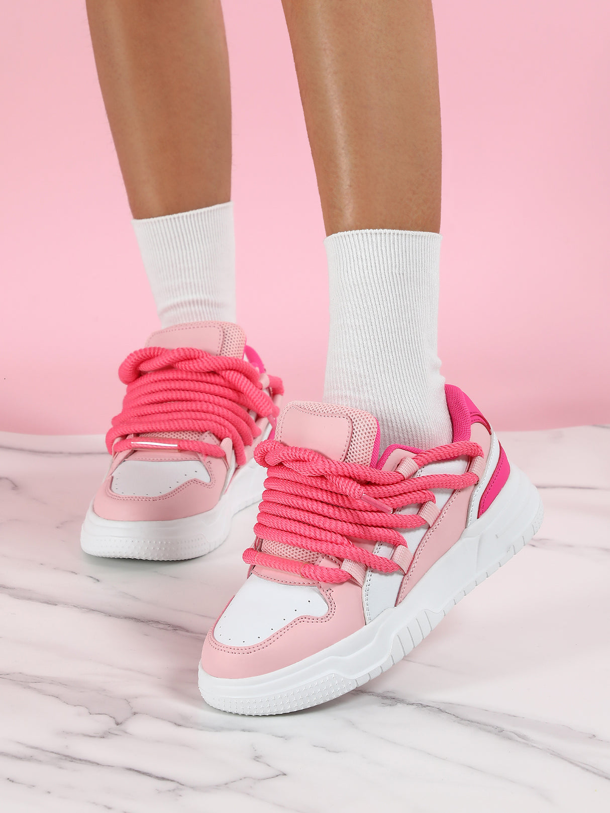 Women's Sneakers With Unique Color-blocked Shoelaces