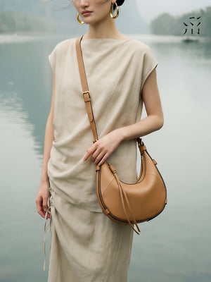 A Small, Sleek Hobo Bag In Vegetable-tanned Top-grain Cowhide, Perfect For Crossbody Or Commuting, Featuring A Summery Crescent Shape, Suitable For Women's Shoulder Or Underarm Wear.