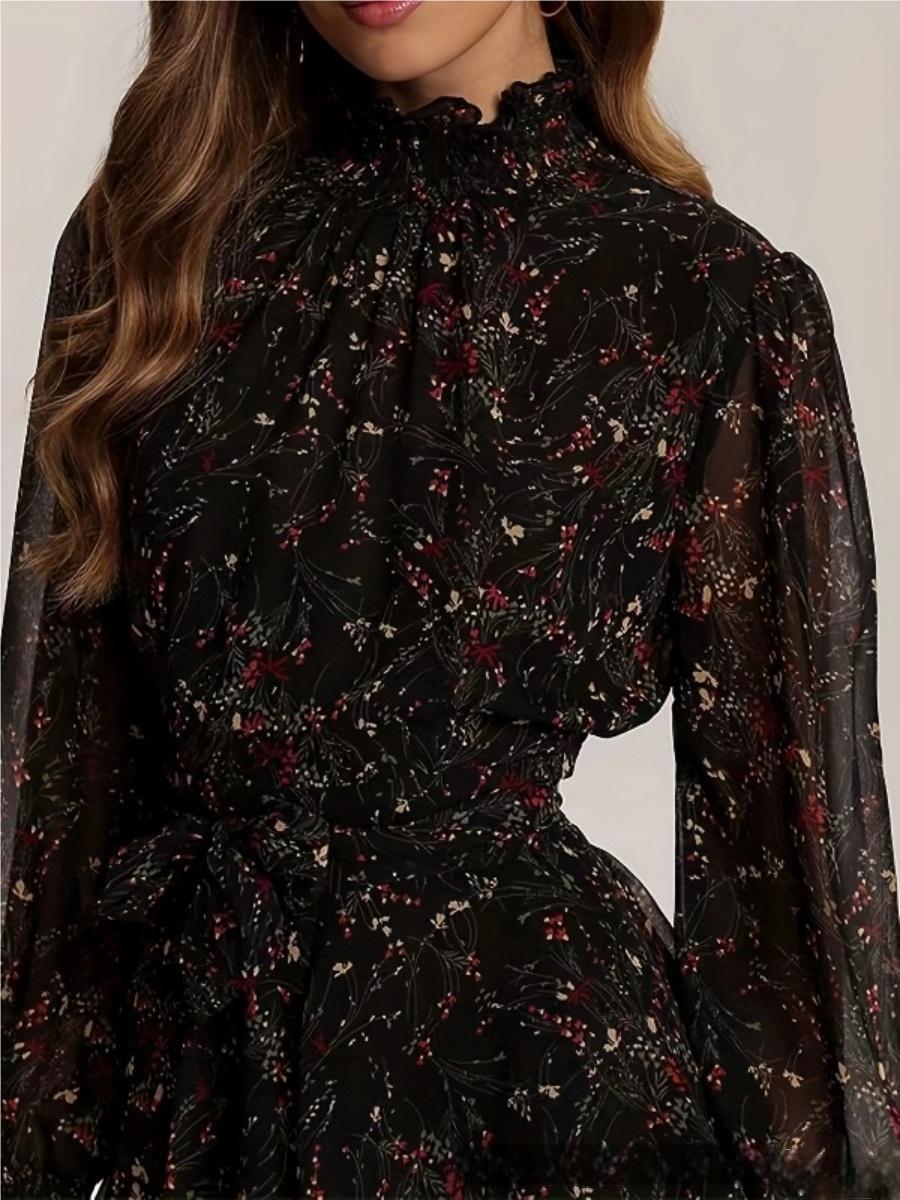 Rollkragenpullover, Holzohrgürtel, geblümte Mini- und kurze Kleider