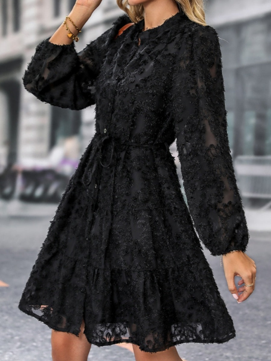 Robes courtes et mini à manches longues en tissu texturé avec découpe florale, idéales pour les trajets quotidiens.