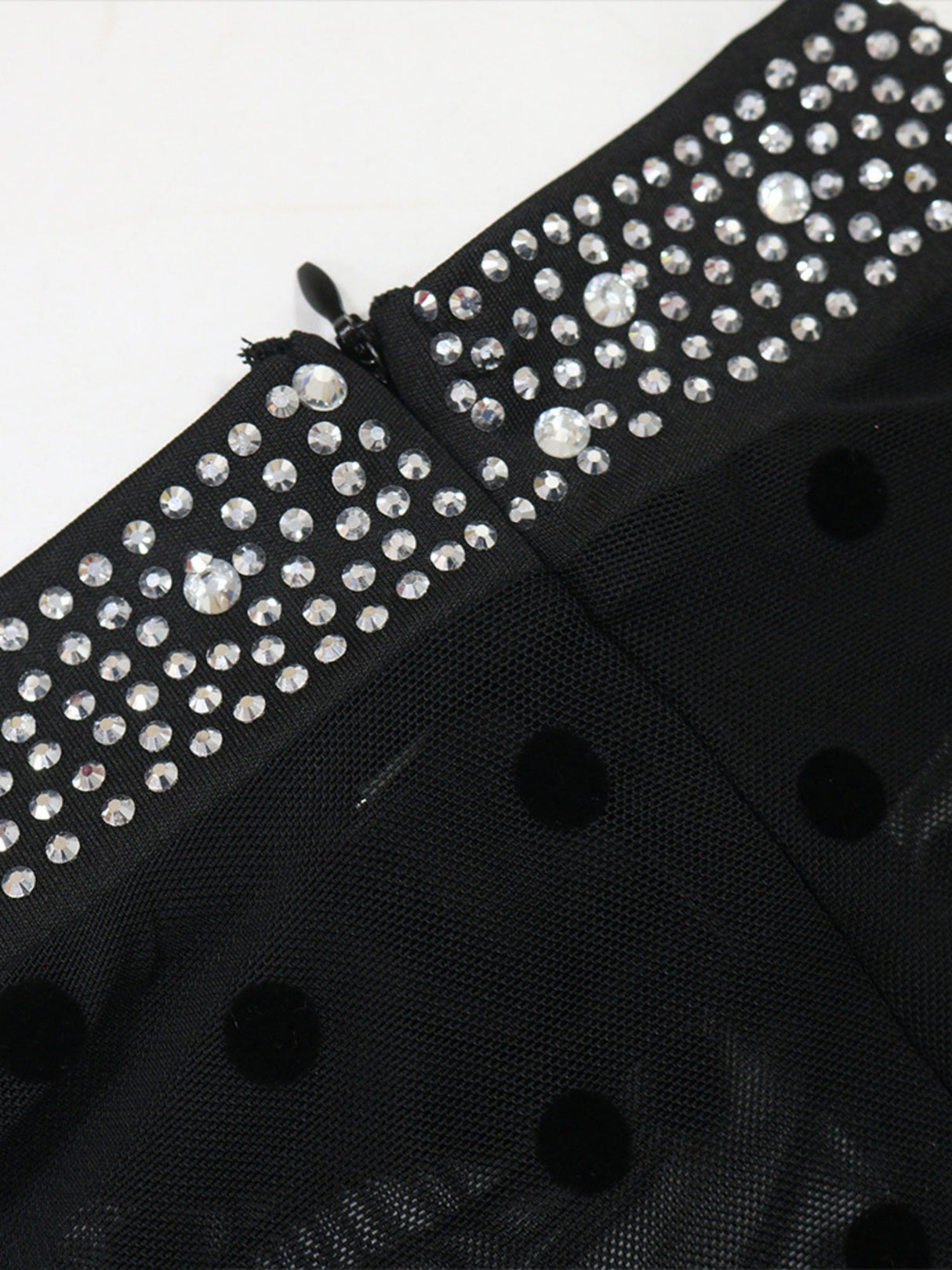 Robe maxi brillante de soirée à manches longues en résille ornée de strass thermocollants, fendue et cintrée à la taille