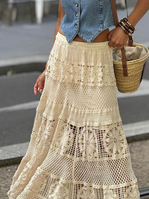 Röcke mit Spitzenbesatz und hohlen geometrischen Mustern