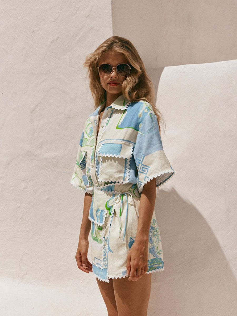 Ensemble deux pièces chemise et short élégant à imprimé géométrique.